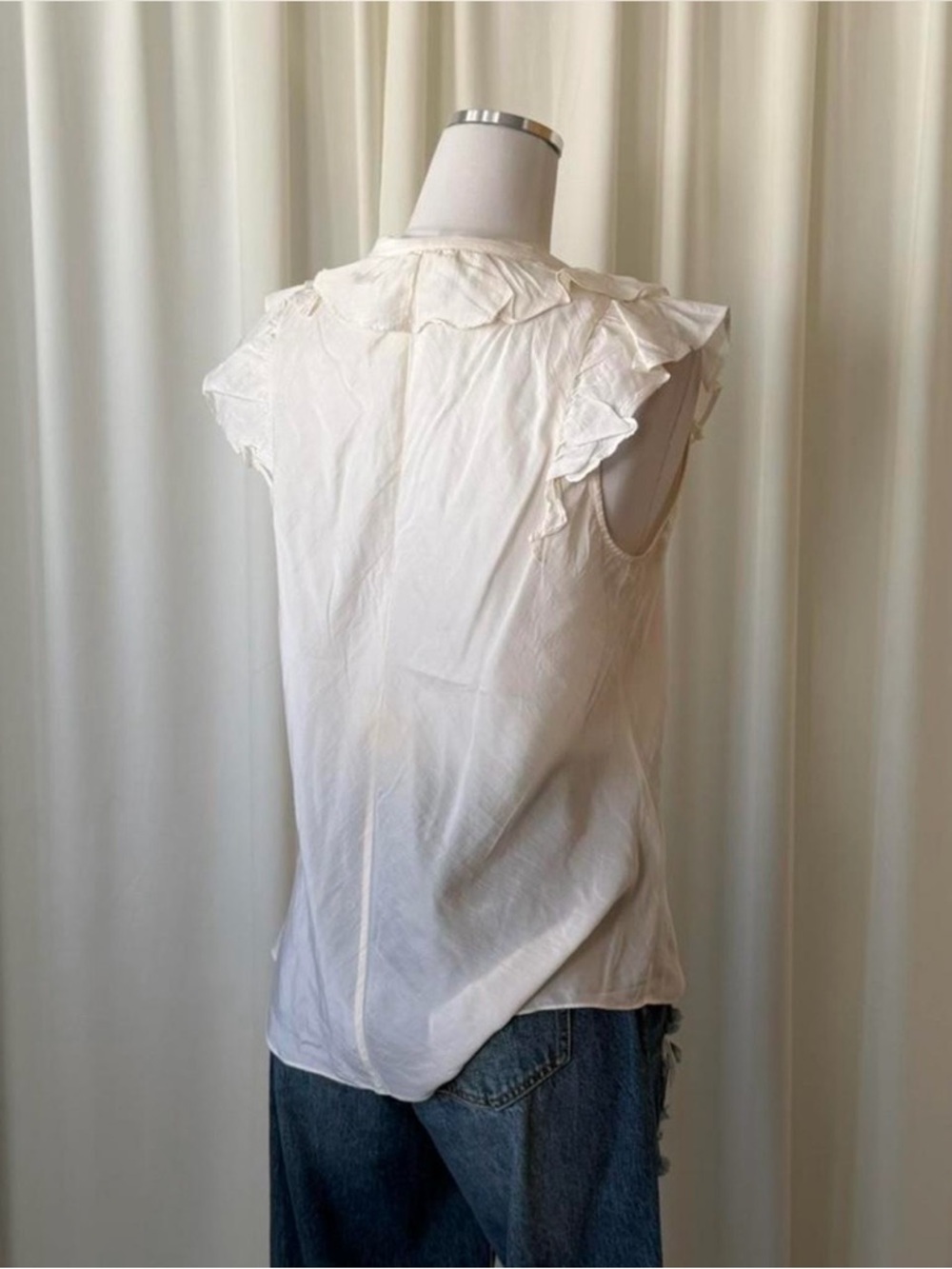 Vintage Y2K Banana Republic 100% Silk Ruffle V Neck Blouse Cream Sleeveless M. - Picture 5 of 8